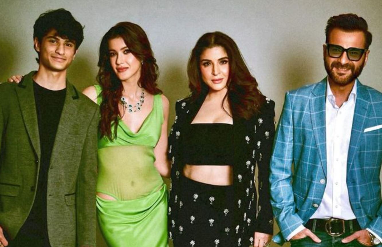 Shanaya Kapoor with family